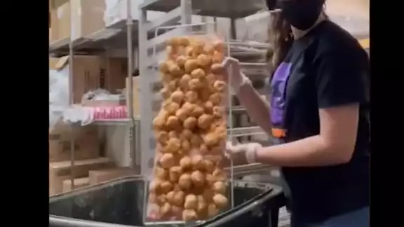 Este no es el primer video de este tipo que un empleado de Dunkin Donuts publica en redes sociales Este no es el primer video de este tipo que un empleado de Dunkin Donuts publica en redes sociales