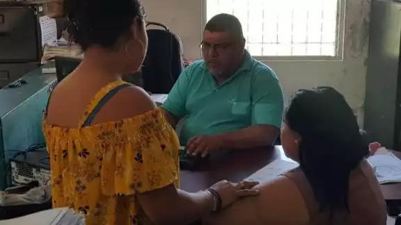 Luego de dar con su paradero, la joven fue entregada a sus familiares Luego de dar con su paradero, la joven fue entregada a sus familiares