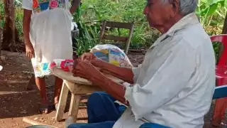 Don Pedro agradece a aquellos que se acercaron a brindarle ayuda. Foto: Alfredo Osorio Aguilar.