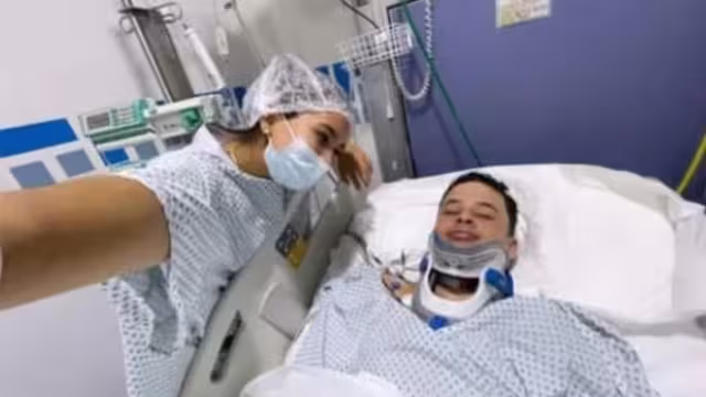 El percance ocurrió en una playa de Cancún, donde una ola lo golpeó contra la arena y tuvo una fractura de vértebra a nivel cervical, lo cual compromete su movilidad.