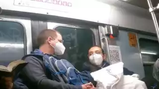 Ricardo Anaya utilizó el transporte público para acompañar a una enfermera a su lugar de trabajo