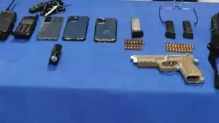 Los elementos realizaron una inspección de la unidad en la que fue encontrada un arma de fuego tipo pistola