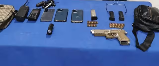 Los elementos realizaron una inspección de la unidad en la que fue encontrada un arma de fuego tipo pistola