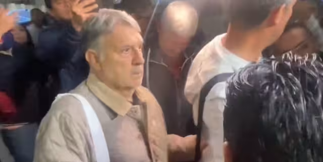 Tata Martino tuvo un recibimiento hostil en México tras fracaso en el mundial