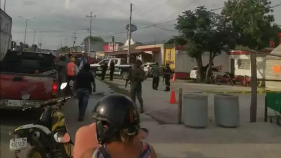 Autoridades acordonaron la zona donde ocurrió el asesinato de un sujeto en el interior del conocido bar
