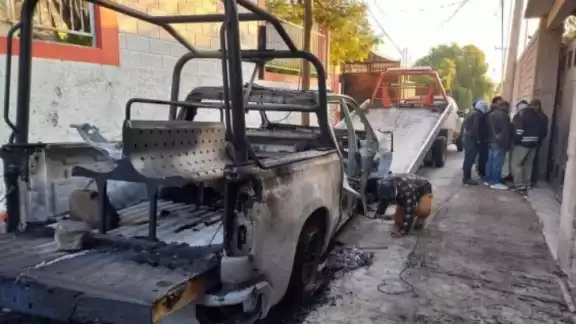 Los sujetos, quienes mantienen tomada la planta en Tula, Hidalgo, también quemaron una patrulla Los sujetos, quienes mantienen tomada la planta en Tula, Hidalgo, también quemaron una patrulla