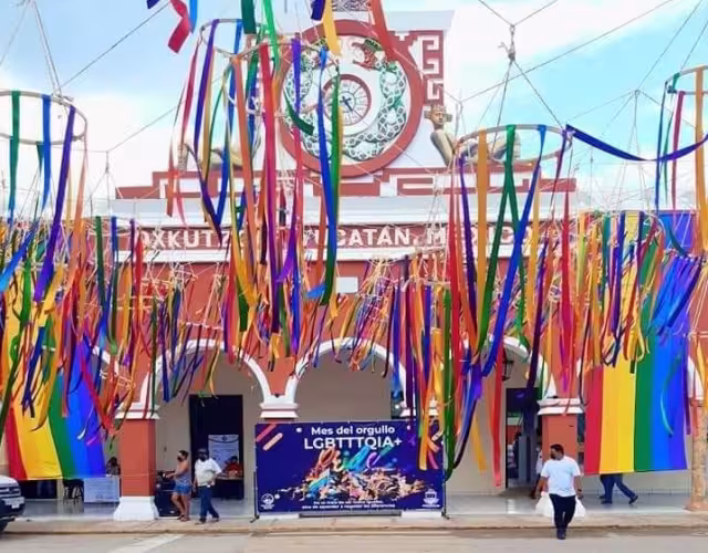 El departamento de Inclusión Social de Oxkutzcab colocó decoraciones por motivo del Mes del Orgullo