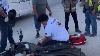 Motociclistas chocan con camión de volteo en la Supermanzana 106 de Cancún y sufren graves lesiones