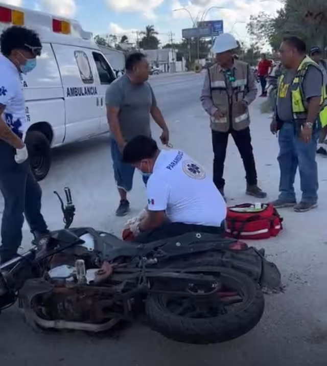Los paramédicos atendieron a los motociclistas lesionados.