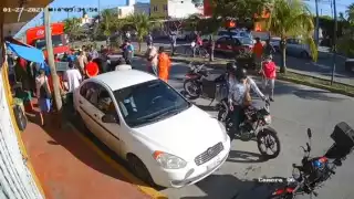 La cámara de seguridad captó el momento en que el ladrón fue detenido y golpeado