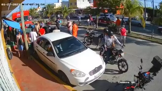 La cámara de seguridad captó el momento en que el ladrón fue detenido y golpeado