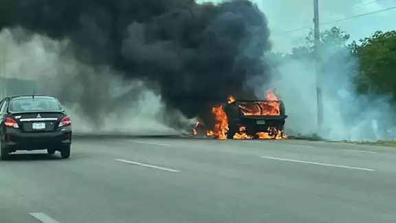 Al lugar llegaron elementos de bomberos y de la SSP para auxiliar a los tripulantes