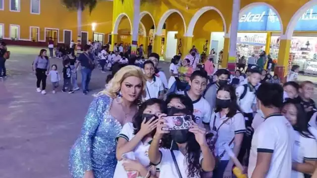 En las imágenes se puede observar al travesti portar un vestido azul y lucía una cabellera rubia