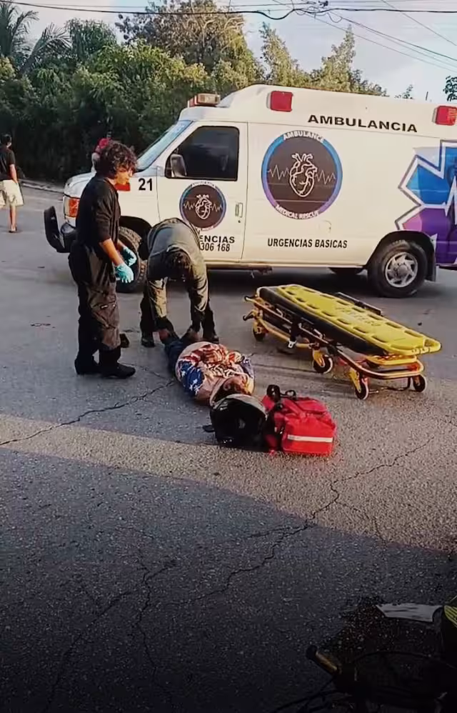 Uno de los motociclistas quedó tendido sobre el pavimento.