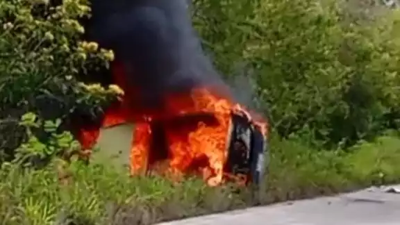El conductor logró salir de la camioneta minutos antes de que iniciara el incendio El conductor logró salir de la camioneta minutos antes de que iniciara el incendio