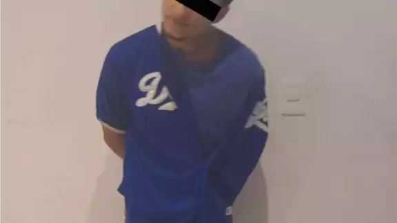 El presunto vendedor de droga al menudeo identificado como Carlos "N", de 21 años de edad