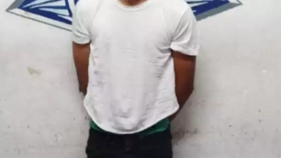 El presunto narcomenidusta fue remitido a los separos de la Policía de Playa del Carmen en espera de definir su situación legal El presunto narcomenidusta fue remitido a los separos de la Policía de Playa del Carmen en espera de definir su situación legal