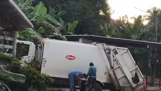 Cae camión recolector de basura en la colonia Sor Juana, en Bacalar