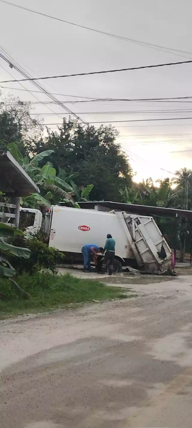 Cae camión recolector de basura en la colonia Sor Juana, en Bacalar