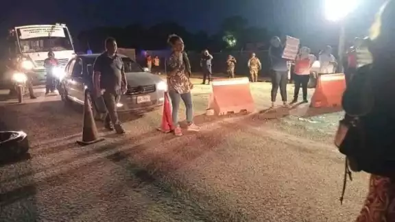 Señalaron que las explosiones han provocado daños en la estructura de sus viviendas