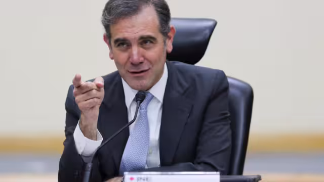 Entre reconocimientos y reclamos, despiden a Córdova y consejeros del INE
