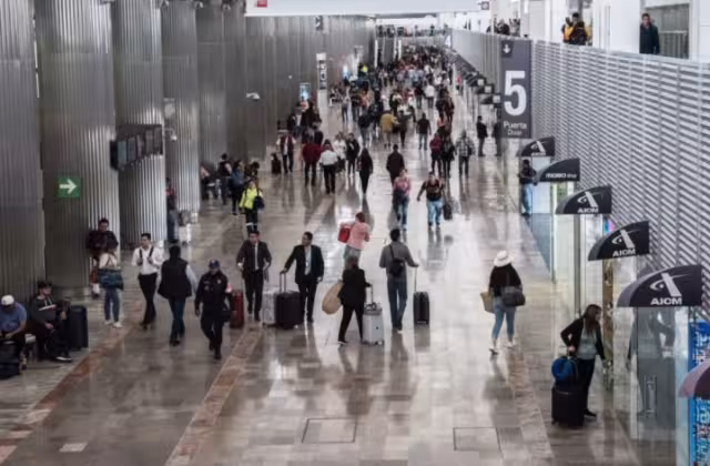 El AICM informó que algunos vuelos tuvieron que ser desviados a aeropuertos alternos, debido a la intensa lluvia que se registró en la capital esta tarde