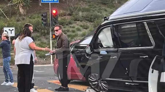 Arnold Schwarzenegger se encuentra bien tras el accidente. Foto: Twitter @profoundlymark Arnold Schwarzenegger se encuentra bien tras el accidente. Foto: Twitter @profoundlymark