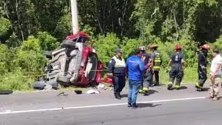 Conductor queda prensado tras chocar contra poste de CFE en la carretera federal 307