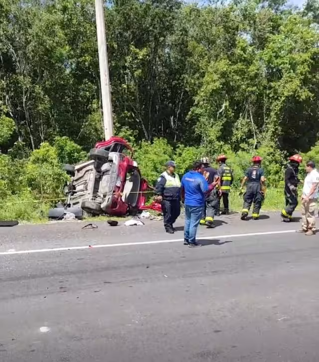 De acuerdo con los primeros reportes, el automovilista habría circulado a exceso de velocidad antes de perder el control del vehículo