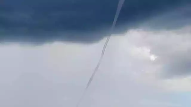 Las trombas marinas siguen una dirección vertical, aunque algunas veces se inclinan o encorvan