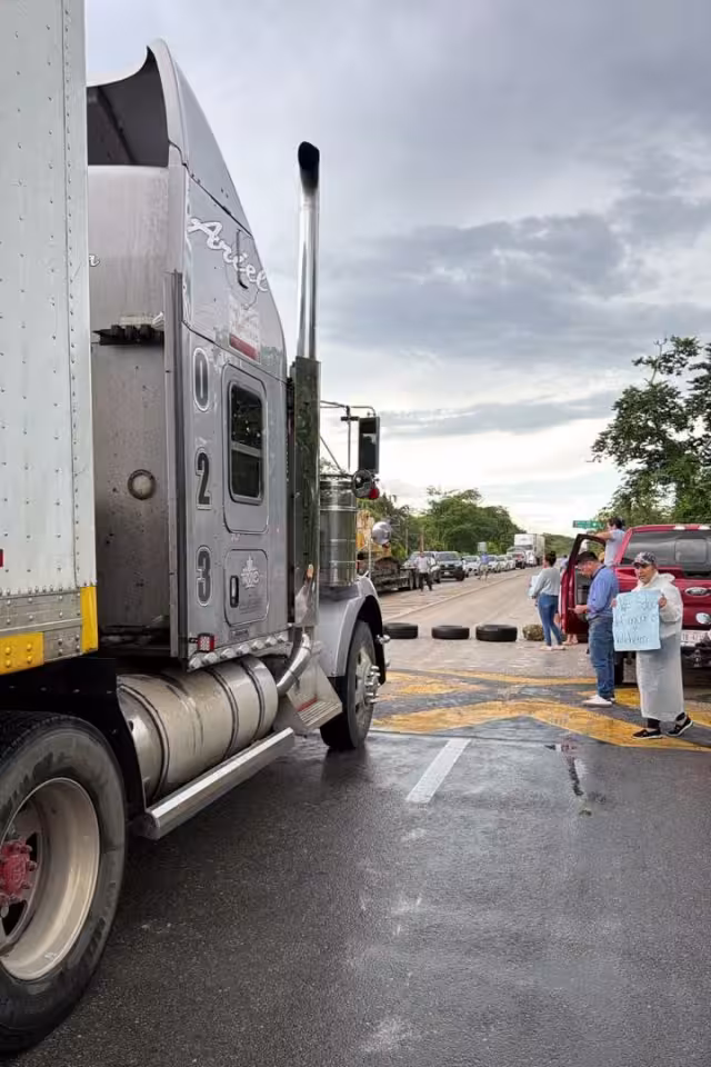 El bloqueo carretero se mantuvo durante casi tres horas y afectó a automovilistas que transitaban por la vía
