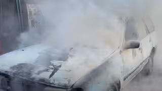 Vehículo arde en llamas sobre el Periférico de Cancún; no hubo lesionados