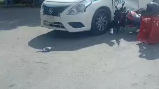 Ante este incidente, se solicitó el servicio de paramédicos, ya que el conductor del vehículo de dos ruedas resultó lesionado