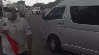 Transportistas denuncian trabajos de reparación detenidos en la carretera Cancún - Playa del Carmen