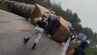 Pipa de doble remolque que transportaba diésel se vuelca en la Carretera Federal 184