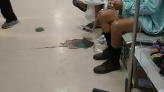 Al interior de los hospitales se observa largas filas de los pacientes quienes están a la espera de una cama