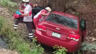 El automóvil fue retirado con apoyo de una grúa