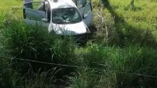 El auto terminó fuera del camino