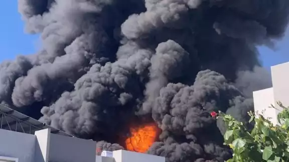 El incendio ha causado una inmensa columna de humo El incendio ha causado una inmensa columna de humo