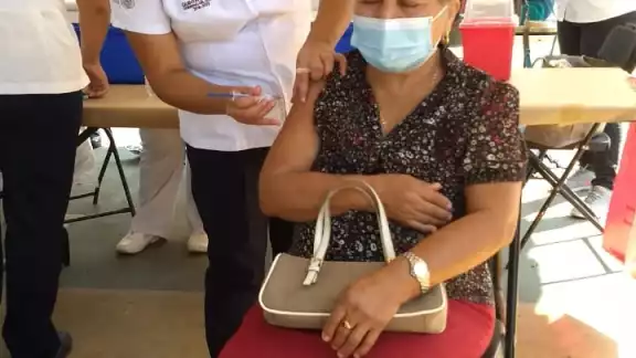 Abuelita recibiendo su segunda dosis de la vacuna contra COVID-19 Abuelita recibiendo su segunda dosis de la vacuna contra COVID-19