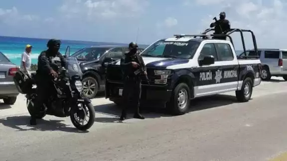 El lado oriente de la isla, así como la zona costera norte y sur, es donde acude la mayoría de la gente local y extranjera
