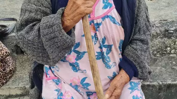 Una abuelita fue encontrada en una gasolinera en Escárcega, piden ayuda para dar con sus familiares Una abuelita fue encontrada en una gasolinera en Escárcega, piden ayuda para dar con sus familiares