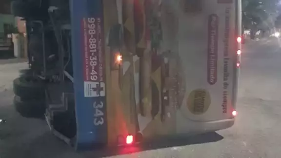 El autobús quedó volteado del lado derecho sobre el pavimento