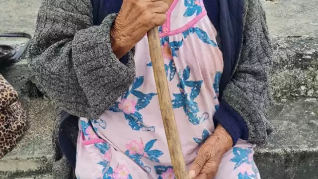 Una abuelita fue encontrada en una gasolinera en Escárcega, piden ayuda para dar con sus familiares