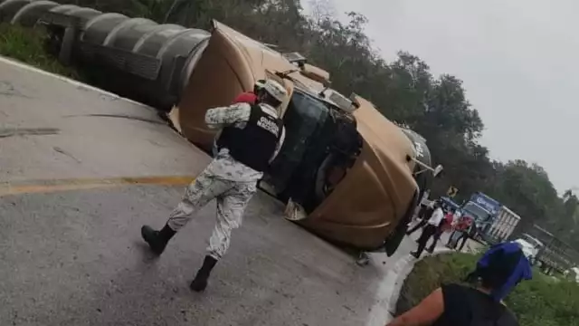 Se espera que la pesada unidad pueda ser retirado del punto la madrugada de este martes