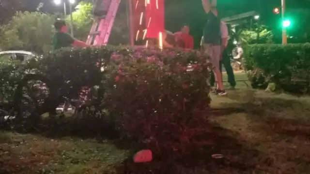 La estructura fue de vuelta a su lugar, aproximadamente a las 23:45 horas de ayer