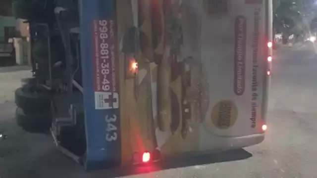 El autobús quedó volteado del lado derecho sobre el pavimento