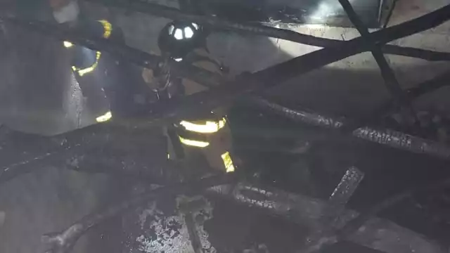 Los bomberos controlaron el incendio en la colonia Emiliano Zapata de Cozumel, pero al entrar a la casa hallaron un cadáver