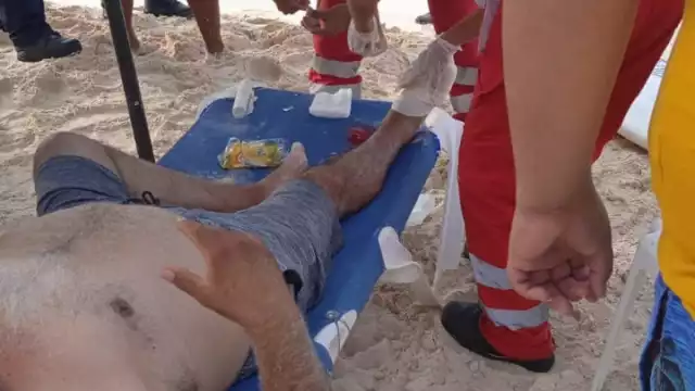 Este visitante perdió el meñique derecho y se lesionó el siguiente dedo al ser prensado entre la moto y el bote