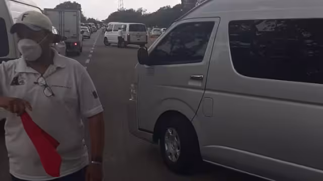 Transportistas denuncian trabajos de reparación detenidos en la carretera Cancún - Playa del Carmen